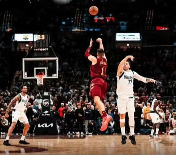 I sejrsøjeblikket udløste Struss' buzzer-beater et karneval på Cavaliers' hjemmebane